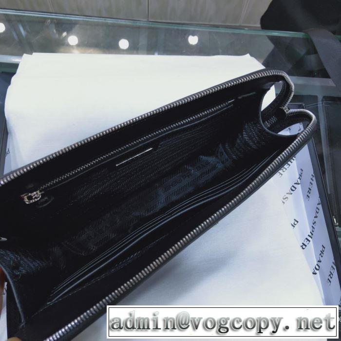 プラダ 秋トレンドの新定番 PRADA 気になる2019年秋のファッション ポーチ 今から取り入れられるトレンド