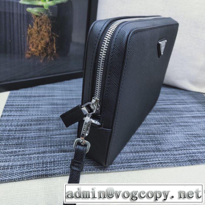ポーチ 今年の流行りファション プラダ【2019秋冬トレンド】押さえておきたい  PRADA やっぱり優しい色 2色可選