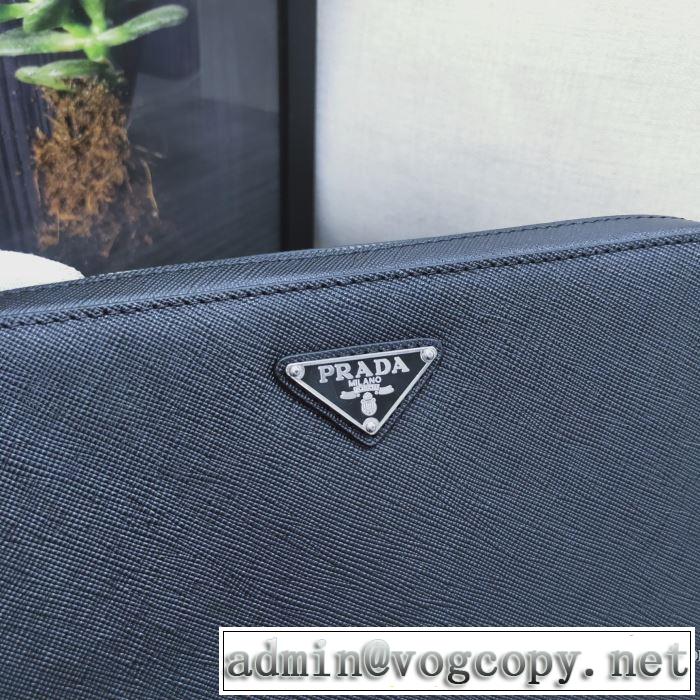 ポーチ 今年の流行りファション プラダ【2019秋冬トレンド】押さえておきたい  PRADA やっぱり優しい色 2色可選