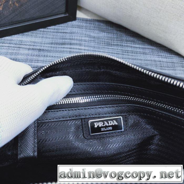 ポーチ 今年の流行りファション プラダ【2019秋冬トレンド】押さえておきたい  PRADA やっぱり優しい色 2色可選