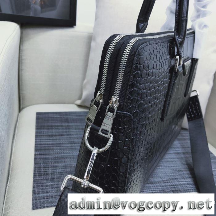 ビジネスバッグ 秋服コーデ2019年版  プラダ 秋にはやる最新作を先取り  PRADA 大胆なチェックの人気トレンド