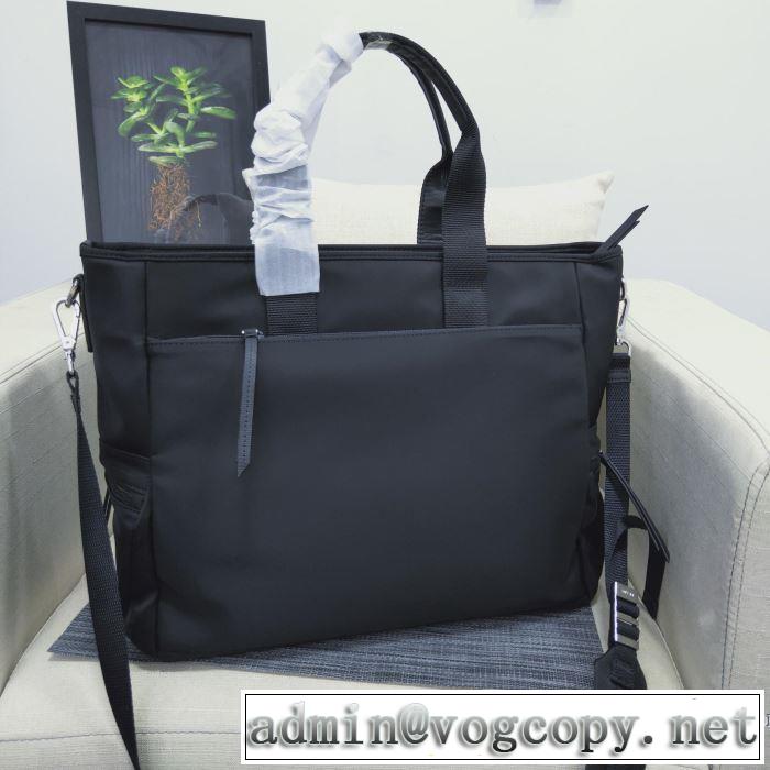 ハンドバッグ  人気ファッション雑誌でも掲載  プラダ 最重要！2019秋冬トレンド PRADA 最新トレンドコーデおすすめ