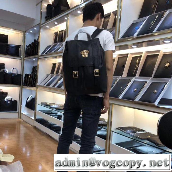 リュック 《2019年》今、注目のストリート 人気夏ファションおすすめ ヴェルサーチVERSACE