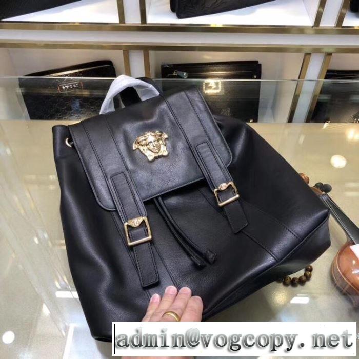 リュック 《2019年》今、注目のストリート 人気夏ファションおすすめ ヴェルサーチVERSACE