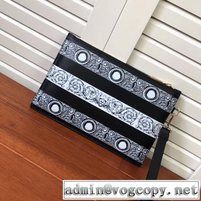 ヴェルサーチクラッチバッグメンズ　結婚式ビジネス用VERSACE 激安　LARGE BANDANA PRINT SAFFIANO LEATHER POUCH　