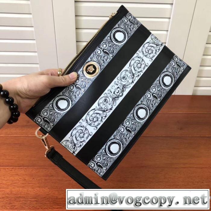 ヴェルサーチクラッチバッグメンズ　結婚式ビジネス用VERSACE 激安　LARGE BANDANA PRINT SAFFIANO LEATHER POUCH　