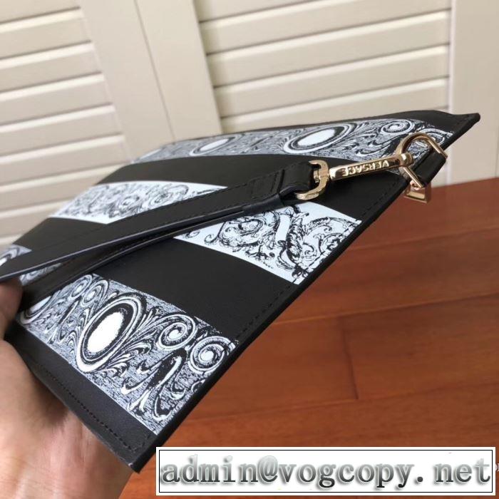 ヴェルサーチクラッチバッグメンズ　結婚式ビジネス用VERSACE 激安　LARGE BANDANA PRINT SAFFIANO LEATHER POUCH　