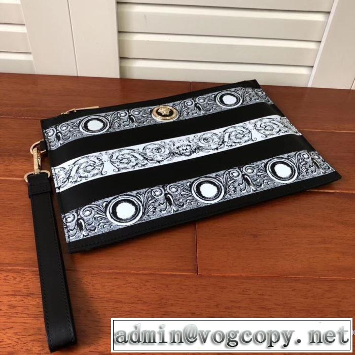 ヴェルサーチクラッチバッグメンズ　結婚式ビジネス用VERSACE 激安　LARGE BANDANA PRINT SAFFIANO LEATHER POUCH　