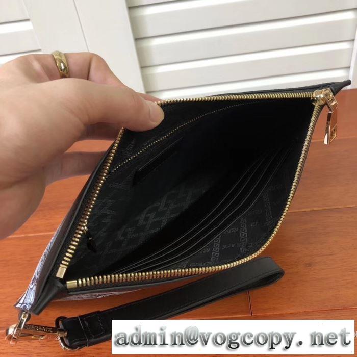 ヴェルサーチクラッチバッグメンズ　結婚式ビジネス用VERSACE 激安　LARGE BANDANA PRINT SAFFIANO LEATHER POUCH　