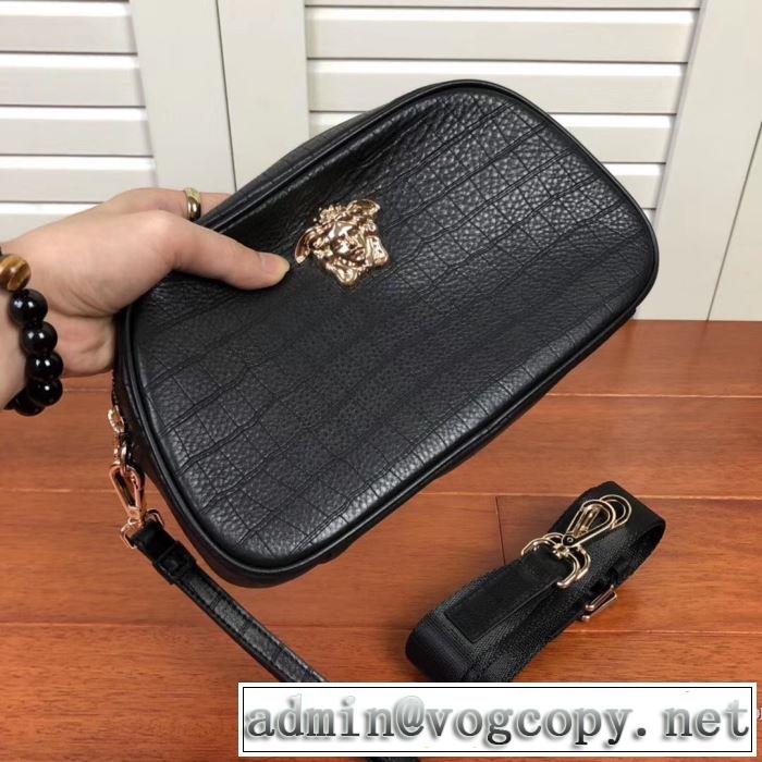 2019-20秋冬トレンドファッション ヴェルサーチVERSACE 最新秋冬トレンドをチェック ミニバッグ 秋冬流行りファション