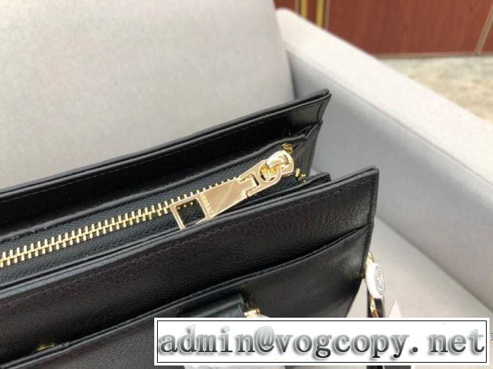 ヴェルサーチ やっぱり優しい色 VERSACE 【2019秋冬トレンド】押さえておきたい ハンドバッグ  サイズのよさを感じる新作