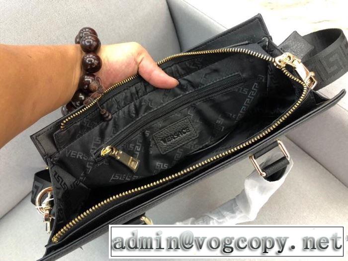 ヴェルサーチ やっぱり優しい色 VERSACE 【2019秋冬トレンド】押さえておきたい ハンドバッグ  サイズのよさを感じる新作