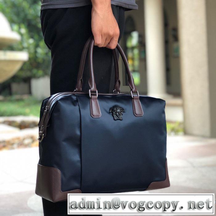 秋冬ファッションコーディネート ハンドバッグ 最重要！2019秋冬トレンド ヴェルサーチVERSACE 使いやすさのトレンド