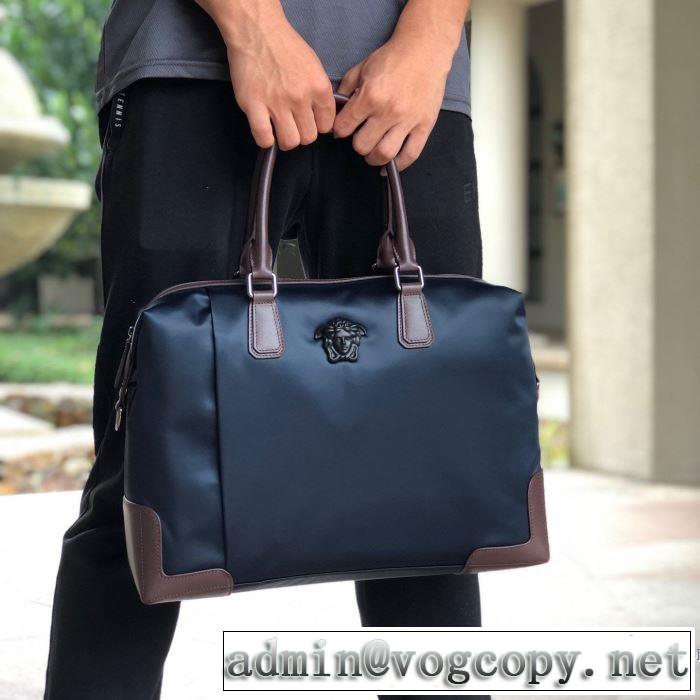 秋冬ファッションコーディネート ハンドバッグ 最重要！2019秋冬トレンド ヴェルサーチVERSACE 使いやすさのトレンド