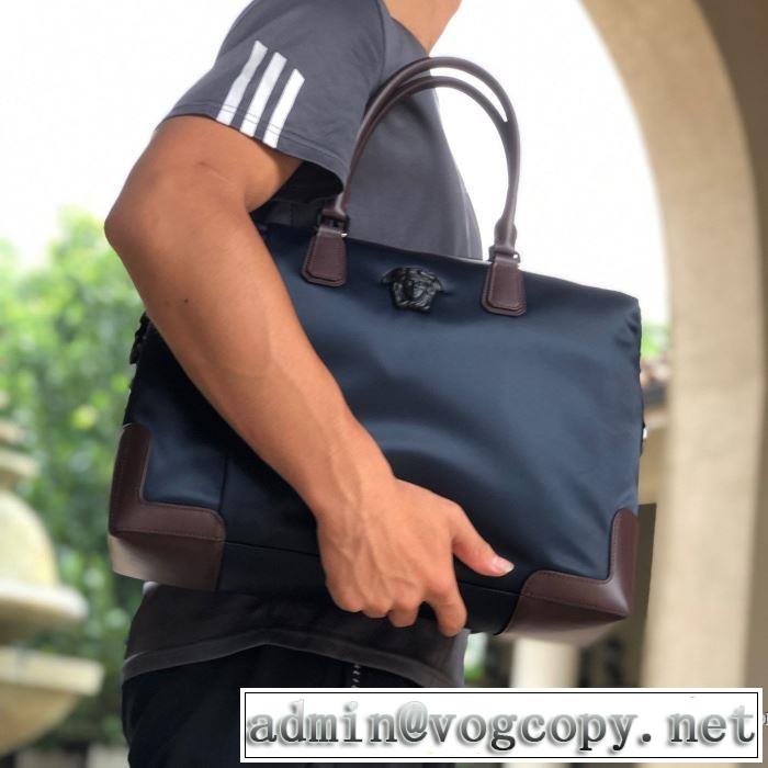 秋冬ファッションコーディネート ハンドバッグ 最重要！2019秋冬トレンド ヴェルサーチVERSACE 使いやすさのトレンド
