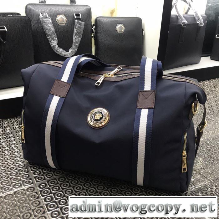 ヴェルサーチVERSACE カジュアルコーデオシャレ スーツケース もちろん相性抜群 速報！2019年秋ファッショントレンド