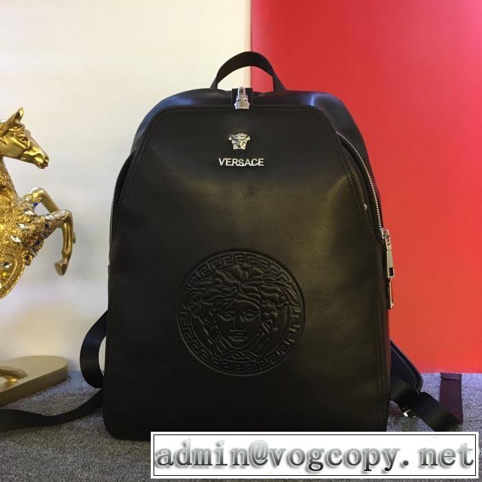 2019秋のファッショントレンドはこれ リュック秋冬もちろん主役級  ヴェルサーチVERSACE 大人かわいい秋冬コーデを楽しみ