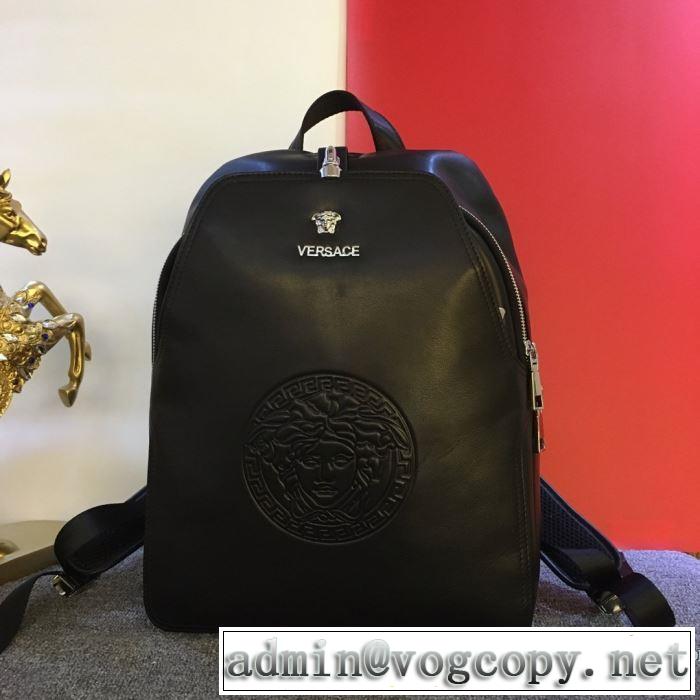 2019秋のファッショントレンドはこれ リュック秋冬もちろん主役級  ヴェルサーチVERSACE 大人かわいい秋冬コーデを楽しみ