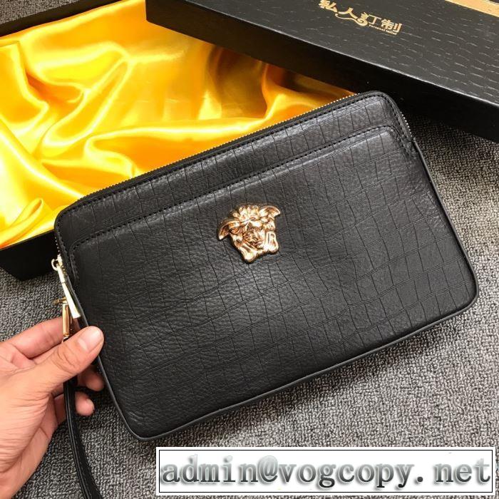 秋ファションのトレンド ヴェルサーチ 一番おしゃれ秋冬トレンドVERSACE ポーチ 2019秋に注目したい