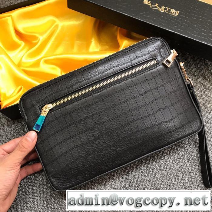 秋ファションのトレンド ヴェルサーチ 一番おしゃれ秋冬トレンドVERSACE ポーチ 2019秋に注目したい
