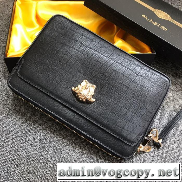 秋ファションのトレンド ヴェルサーチ 一番おしゃれ秋冬トレンドVERSACE ポーチ 2019秋に注目したい