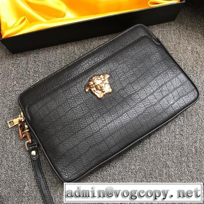 秋ファションのトレンド ヴェルサーチ 一番おしゃれ秋冬トレンドVERSACE ポーチ 2019秋に注目したい