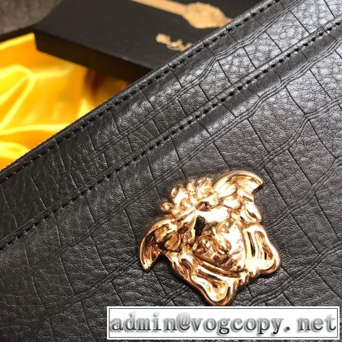 秋ファションのトレンド ヴェルサーチ 一番おしゃれ秋冬トレンドVERSACE ポーチ 2019秋に注目したい