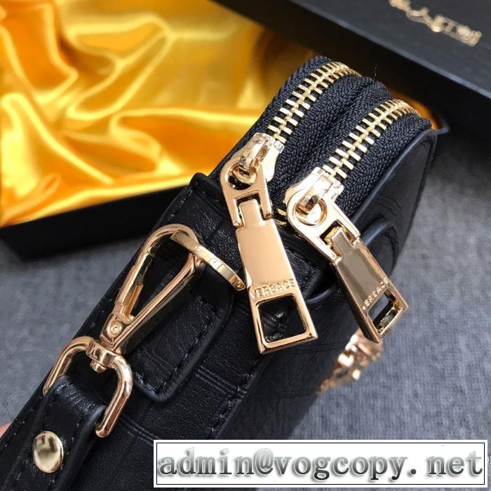 秋ファションのトレンド ヴェルサーチ 一番おしゃれ秋冬トレンドVERSACE ポーチ 2019秋に注目したい