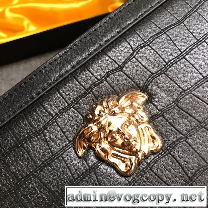 秋ファションのトレンド ヴェルサーチ 一番おしゃれ秋冬トレンドVERSACE ポーチ 2019秋に注目したい
