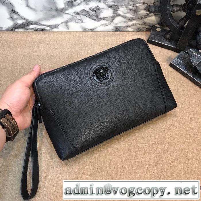 ポーチ 注目の秋ファッション一番 ヴェルサーチ2019秋冬トレンド押さえておきたい VERSACE 人気ブランドの秋冬新色