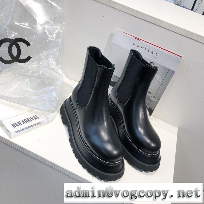 レザーブーツ ファッショントレンドを早速チェック バーバリー2020秋冬流行ファション   BURBERRY  最高にCOOL秋冬新作