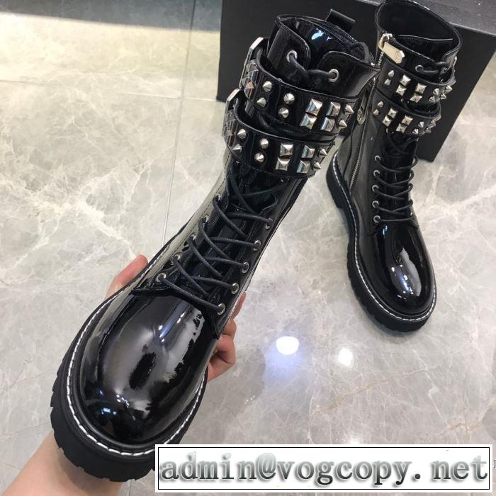 レザーブーツもちろん相性抜群  フィリッププレイン 速報！2019年秋ファッショントレンド  PHILIPP PLEIN 優しい色味がかわいい
