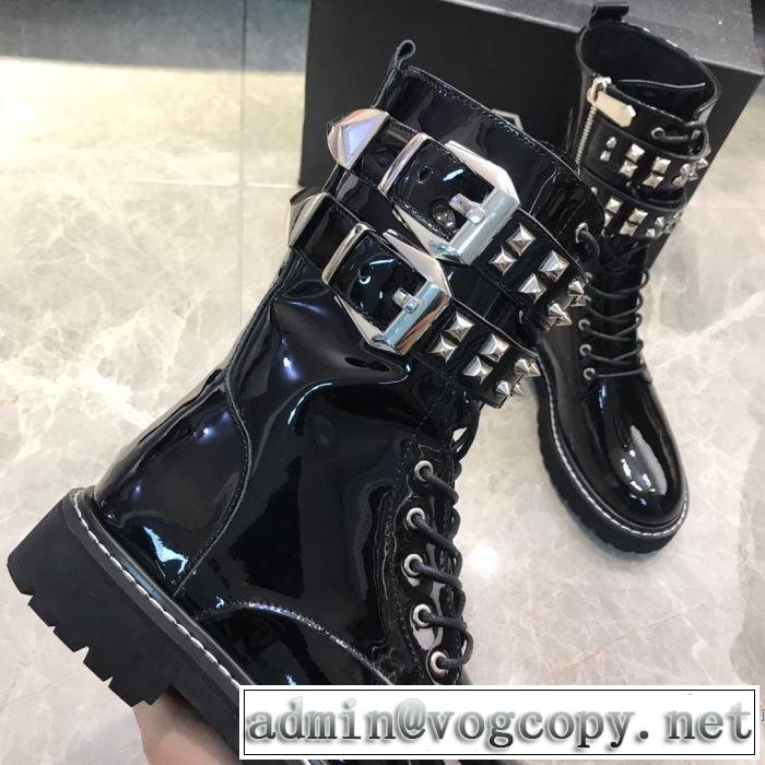レザーブーツもちろん相性抜群  フィリッププレイン 速報！2019年秋ファッショントレンド  PHILIPP PLEIN 優しい色味がかわいい