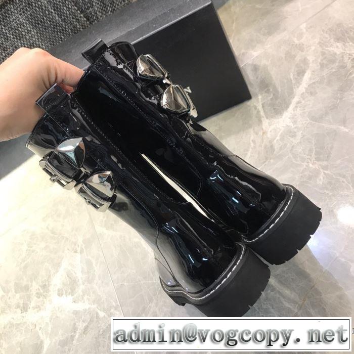 レザーブーツもちろん相性抜群  フィリッププレイン 速報！2019年秋ファッショントレンド  PHILIPP PLEIN 優しい色味がかわいい