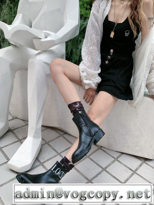 VALENTINO  おしゃれ感度が高い秋冬トレンド 寒い季節トレンド上品  ヴァレンティノ 先取り 2019/2020秋冬ファッション レザーブーツ