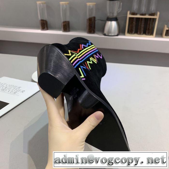 秋にこれがはやりそう ヴァレンティノ2色可選 2019秋冬トレンド押さえておきたい  VALENTINO レザーブーツ おしゃれに秋を迎えるために