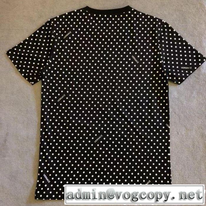 VERSACE ヴェルサーチ 半袖Tシャツ 夏の王道　適度な上品さ 新しい斬新なスタイル