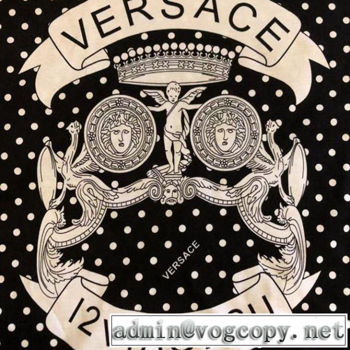 VERSACE ヴェルサーチ 半袖Tシャツ 夏の王道　適度な上品さ 新しい斬新なスタイル