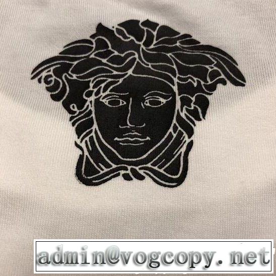 2色可選 半袖Tシャツ VERSACE ヴェルサーチ 大人の可愛さを引き立て 肌触りの良いサラりと