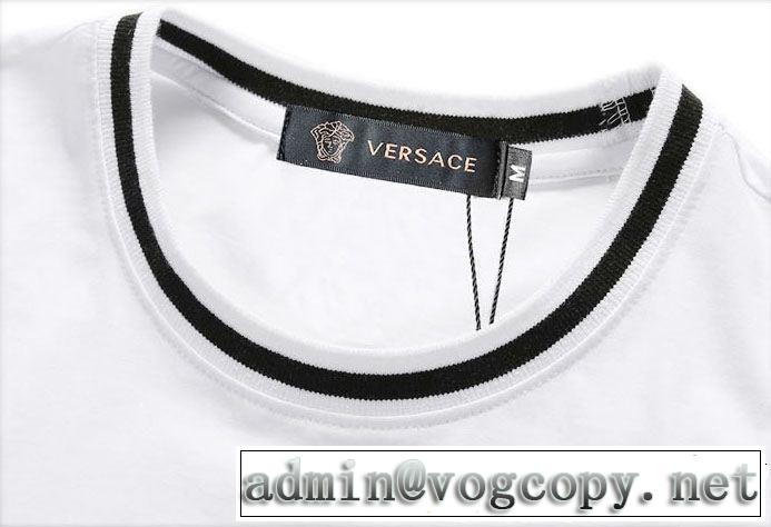 知的な雰囲気夏着物 上品な印象に格上げ VERSACE ヴェルサーチ 半袖Tシャツ 大胆なデザイン