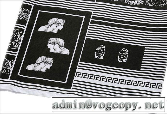 知的な雰囲気夏着物 上品な印象に格上げ VERSACE ヴェルサーチ 半袖Tシャツ 大胆なデザイン