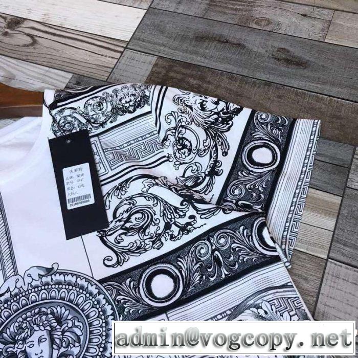 半袖Tシャツ きれいめ派に上質 今年流大人っぽさ  VERSACE ヴェルサーチ 旬の気分を絶妙に