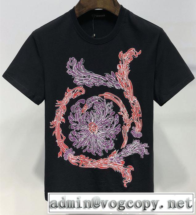 2019SSのトレンド商品 一気にトレンド感満載な着こなし 半袖Tシャツ 2色可選 VERSACE ヴェルサーチ