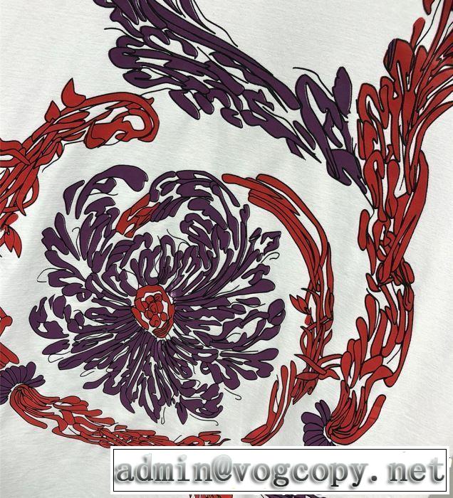 2019SSのトレンド商品 一気にトレンド感満載な着こなし 半袖Tシャツ 2色可選 VERSACE ヴェルサーチ