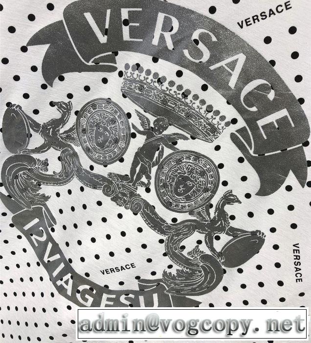 2色可選 半袖Tシャツ 特に夏は人気アイテム 2019春夏人気トレンドアイテム VERSACE ヴェルサーチ