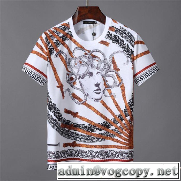 リラックス感のある着こなし VERSACE ヴェルサーチ 半袖Tシャツ 《2019年》今、注目のストリート
