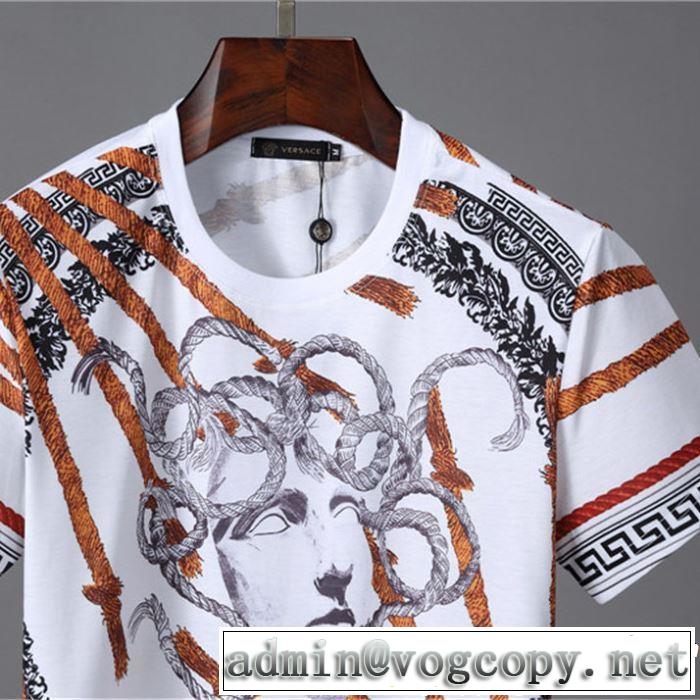 リラックス感のある着こなし VERSACE ヴェルサーチ 半袖Tシャツ 《2019年》今、注目のストリート
