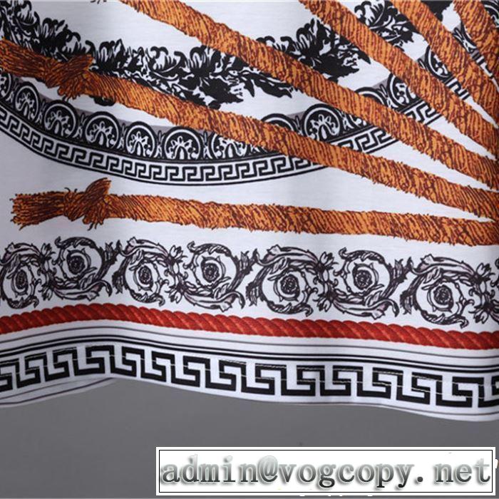 リラックス感のある着こなし VERSACE ヴェルサーチ 半袖Tシャツ 《2019年》今、注目のストリート