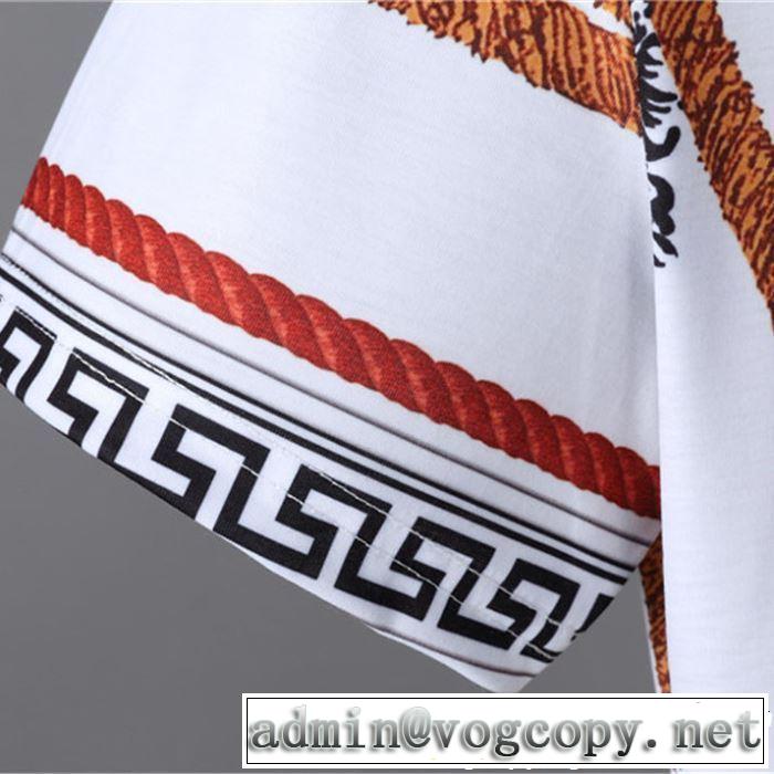 リラックス感のある着こなし VERSACE ヴェルサーチ 半袖Tシャツ 《2019年》今、注目のストリート