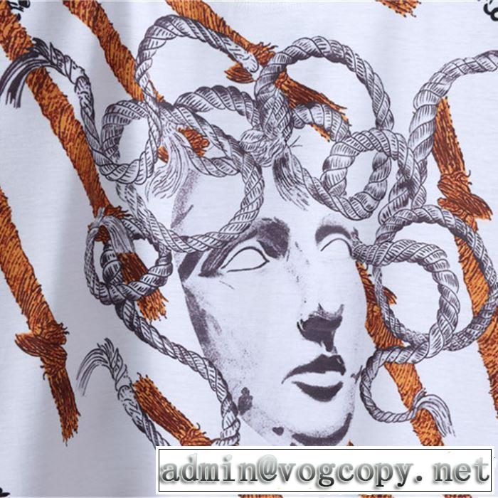 リラックス感のある着こなし VERSACE ヴェルサーチ 半袖Tシャツ 《2019年》今、注目のストリート